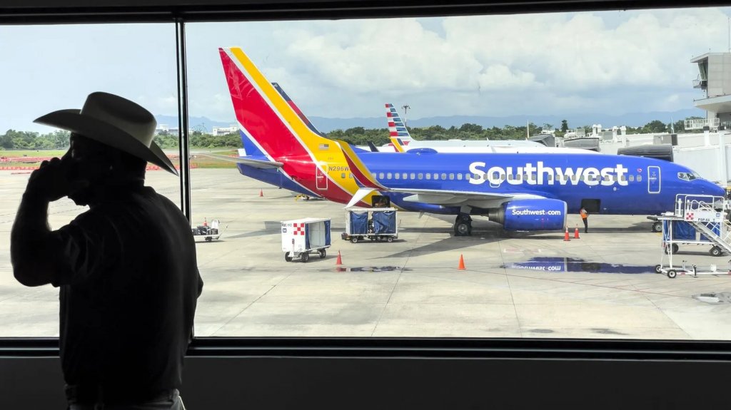  Southwest Airlines cancela cientos de vuelos dejando varados a viajeros en las fiestas navideñas 
