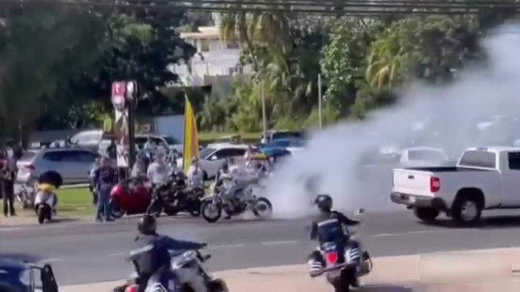  Video: Estaba “quemando” gomas con su motora y dos policías estatales “Lo Pillaron” 