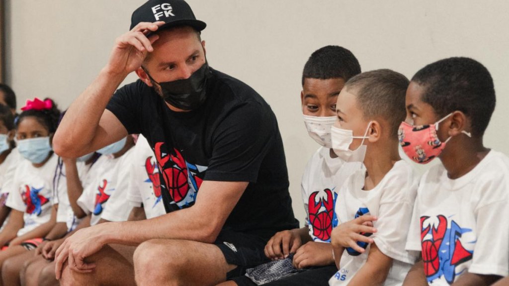  Cangrejeros de Santurce ofrecen clínicas de baloncesto a niños de San Juan 