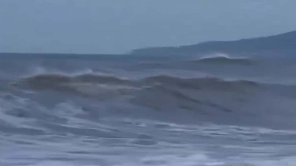  Captan en video como una pareja entra al mar durante una tormenta y la joven se perdió en las fuertes olas 