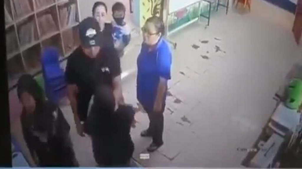  Video: Otro padre que llega y agrede a la maestra de su hijo de Kínder 