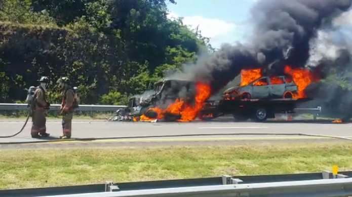 Video: Se quema una grua con todo y vehículo que remolcaba en Barceloneta