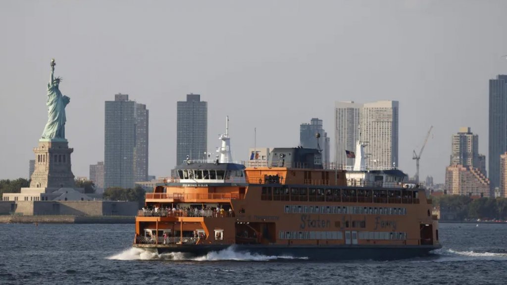  Ferry de Staten Island se incendia en puerto de Nueva York con casi 700 pasajeros a bordo 