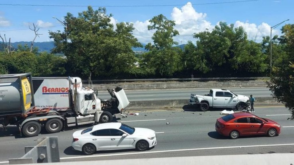  Accidente entre camiones en expreso 52 provoca cierre parcial en Caguas 