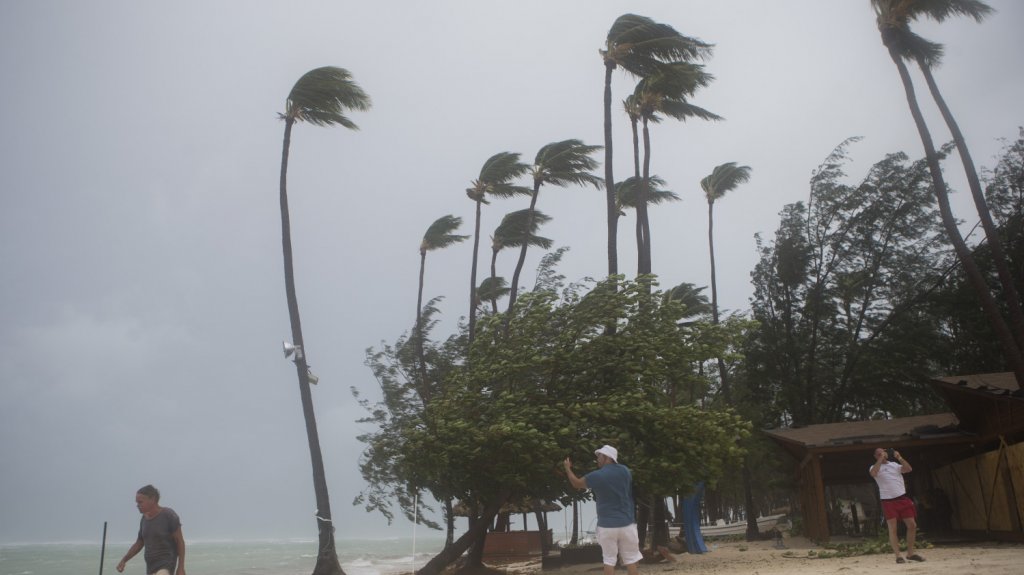  Nueve, aun no nombrada tormenta, descarga viento y lluvia en el Caribe 