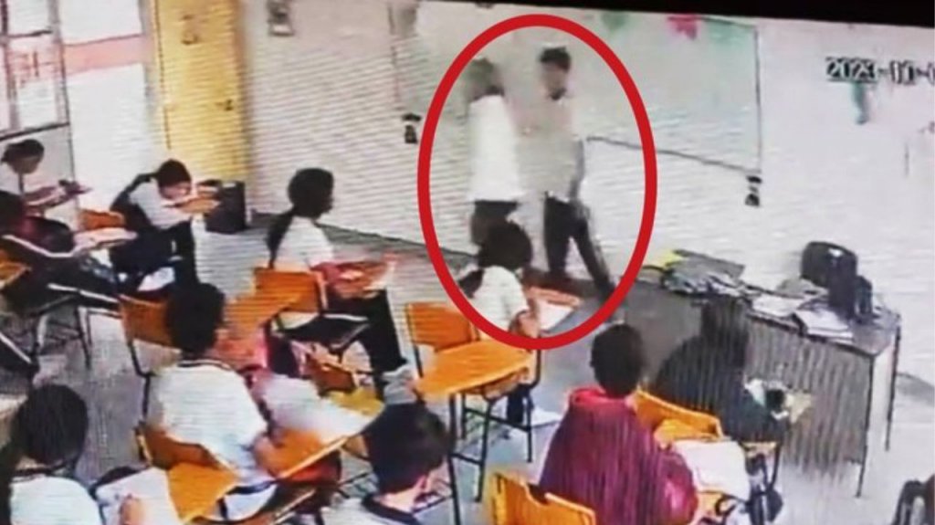  Video: Alumno apuñala a maestra en escuela de México durante una Clase 