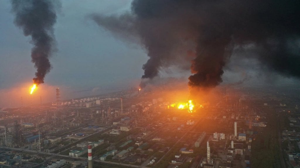  VIDEO: Se declara un incendio en una planta petroquímica de Shanghái 