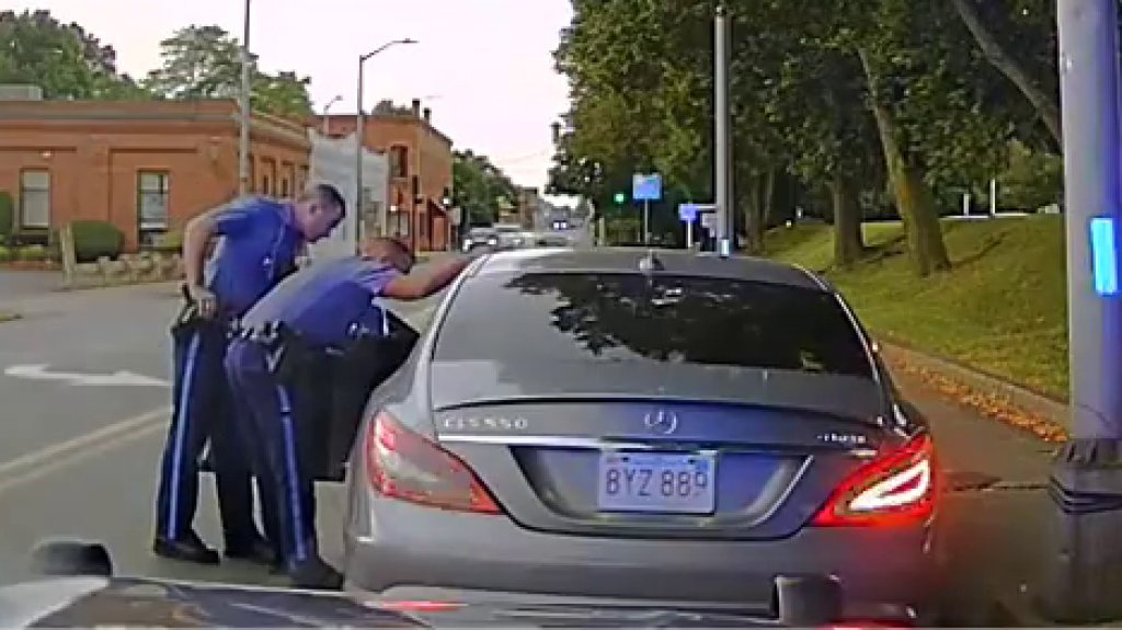  VIDEO:Policía es arrastrado por un vehículo en Massachusetts 