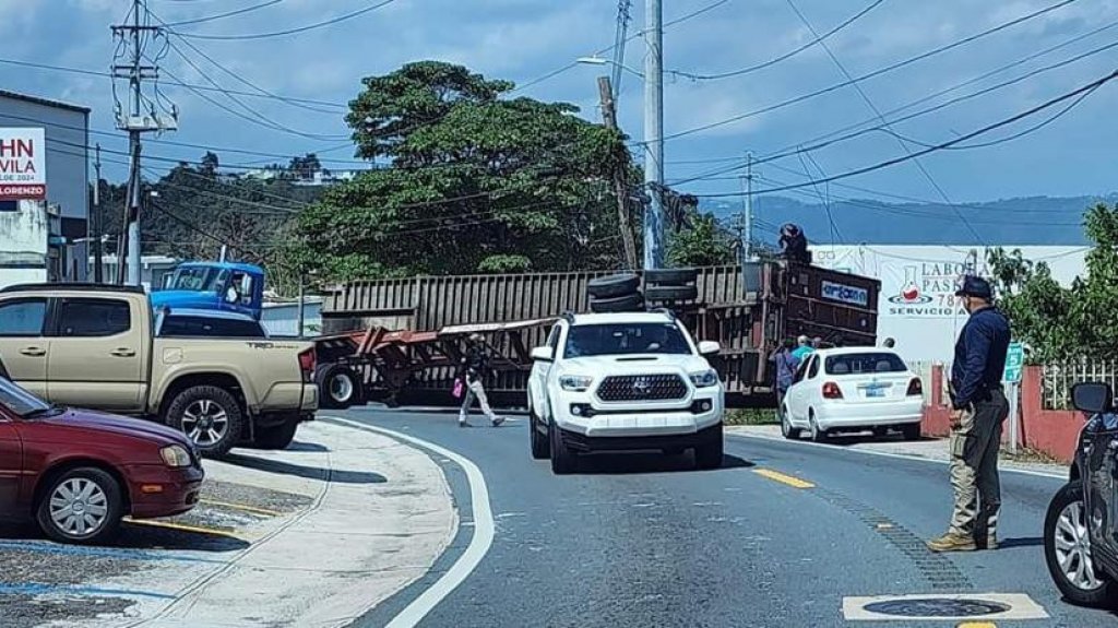  Cierre de carretera en Caguas debido a accidente de camión con pérdida de carga 