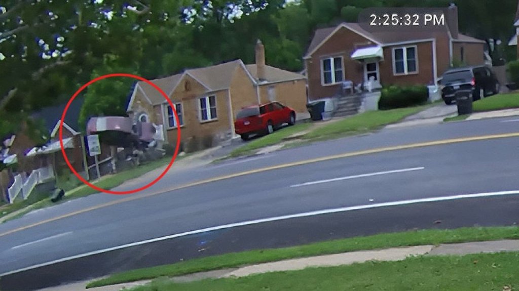  VIDEO: Mujer de 73 años muere al chocar a 100 mph contra una casa 