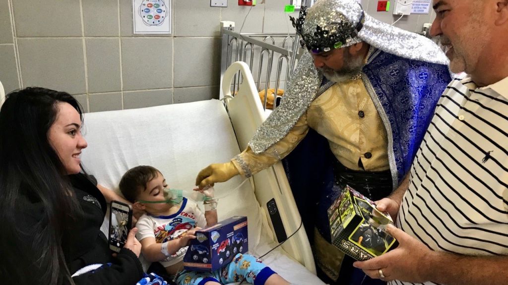 Reyes Magos Entregan Juguetes A Niños De Hospital De Fajardo 