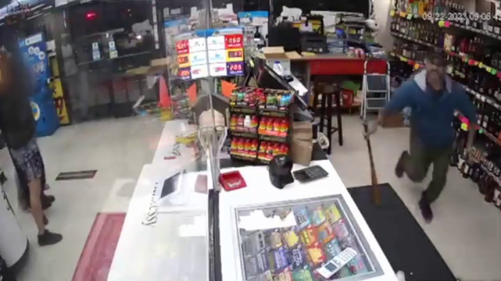  Video: Ladrones le prende fuego a empleado de tienda en California 