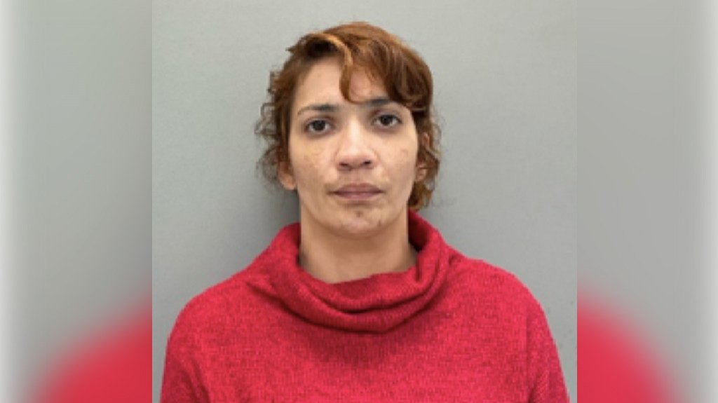  Mujer es arrestada por violar orden de protección al mudarse a casa de su víctima 