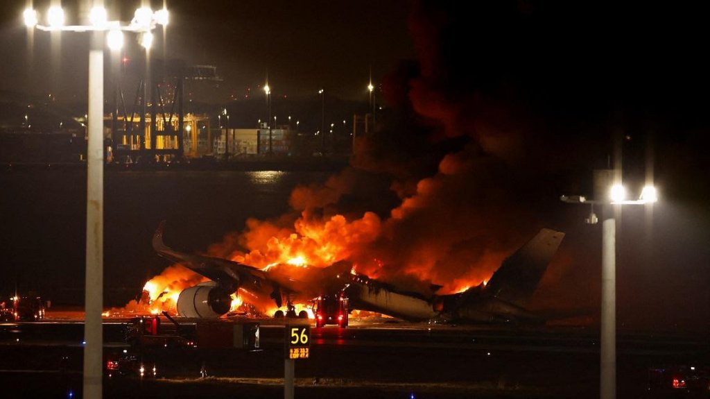  Video Avión choca con otro y se incendia en aeropuerto de Tokio 