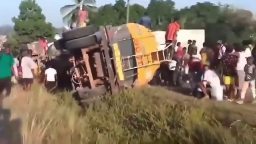  Video: Se robaban el combustible de un camión cisterna volcado cuando de repente este exploto, 40 personas murieron 