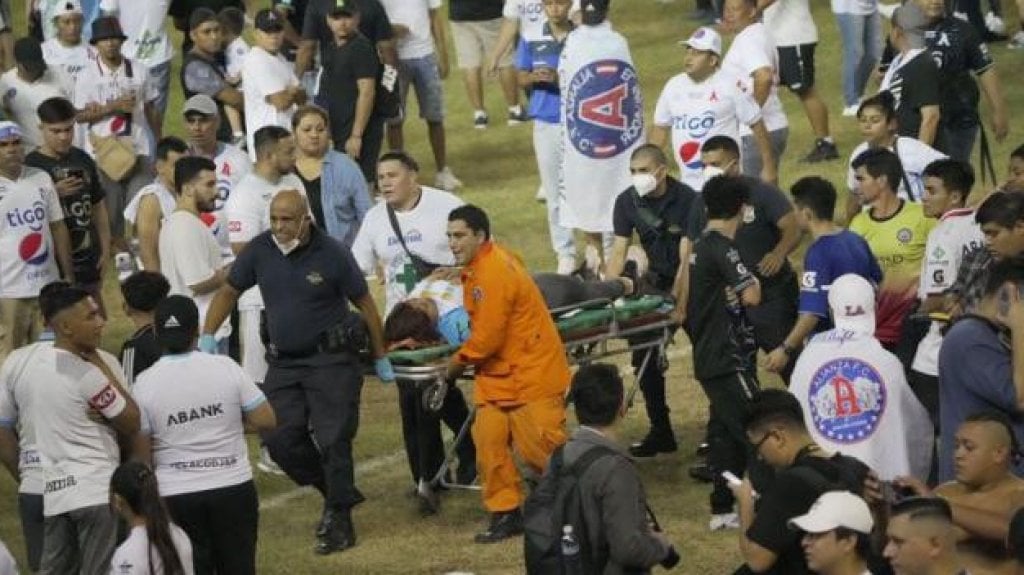  Video: 12 muertos por estampida humana en juego de fútbol en el Salvador 