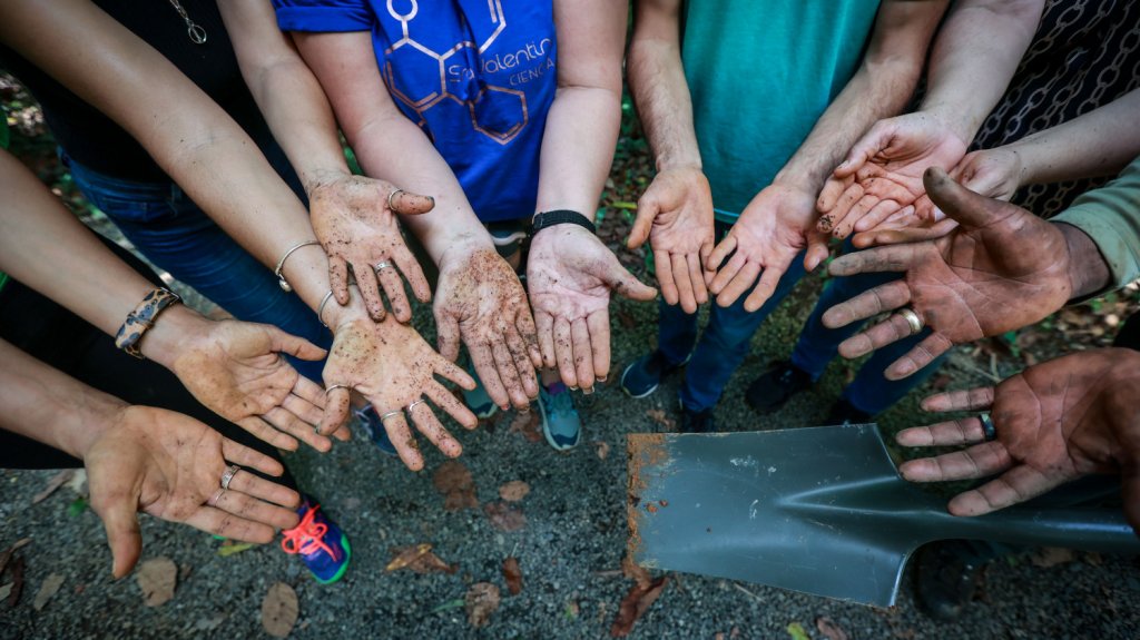  Estudiantes y maestros conmemoran el Día del Planeta Tierra junto al secretario de Educación en El Yunque 