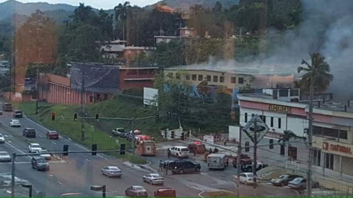Bomberos logran extinguir fuego de almacén en Caguas