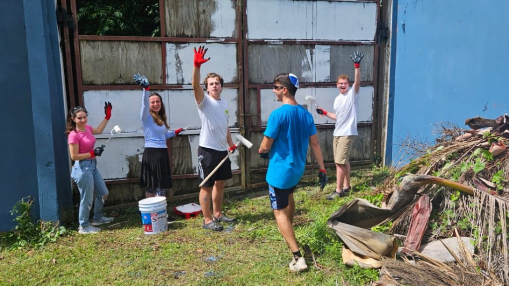  Jóvenes Neoyorquinos de la Comunidad Judía y Policía de Puerto Rico Unen Fuerzas en Labor Comunitaria 