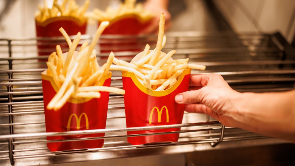  Disparan en el cuello a un empleado de McDonald's en EE.UU. tras una discusión por unas papas fritas frías 
