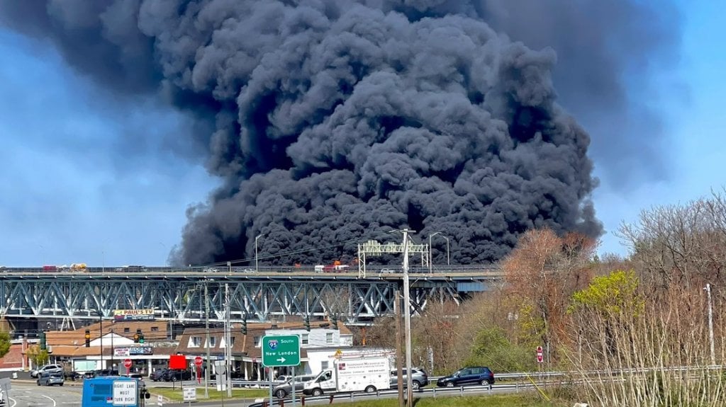  Video:Accidente mortal de camión cisterna provoca incendio y cierre de puente en Connecticut, EE.UU. 