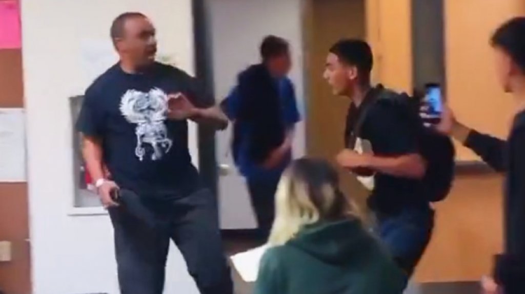  VIDEO: Maestro y estudiante se entran a puños en salón de clases en Los Ángeles 