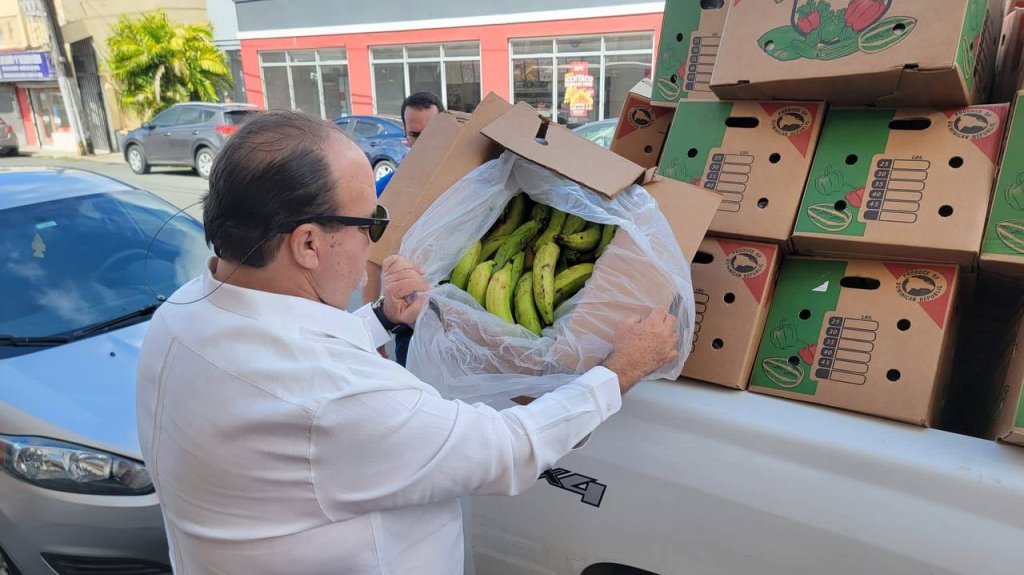  Agricultura incinera 50 cajas de plátanos importados de manera ilegal 