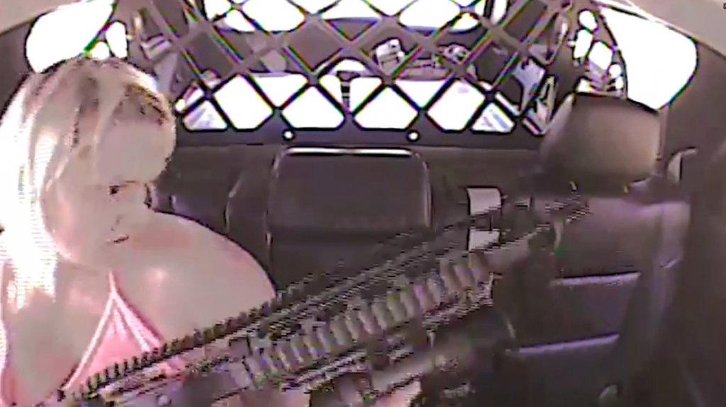  VIDEO:Una mujer detenida se quita las esposas, agarra un rifle y dispara a un hombre y a un policía 