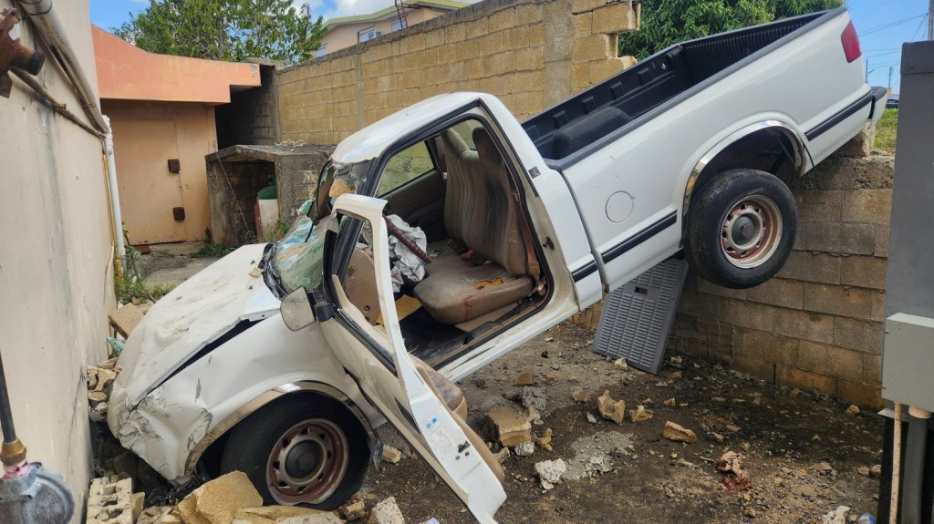  Accidente en Aguada deja persona atrapada tras impacto con objeto fijo cerca de una panadería 
