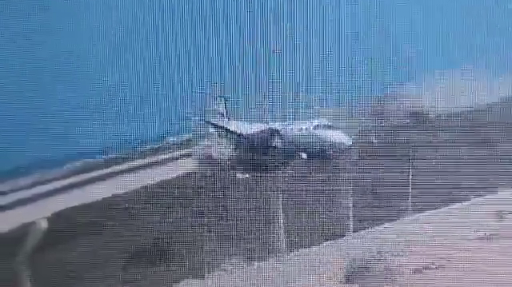  Vídeo captura el momento en que pequeño avión de pasajeros se sale de la pista tras aterrizar en el aeropuerto de Somalia 