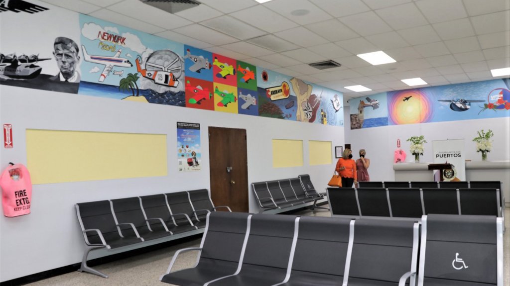  Alumnos de Escuela de Artes Plásticas y Diseño pintan murales en el aeropuerto de Isla Grande 