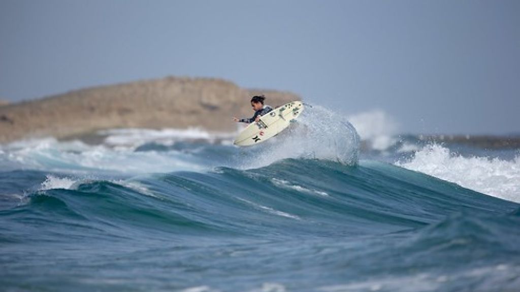  Surfers se concentran este fin de semana en Loíza para dominar las olas de la playa Aviones 