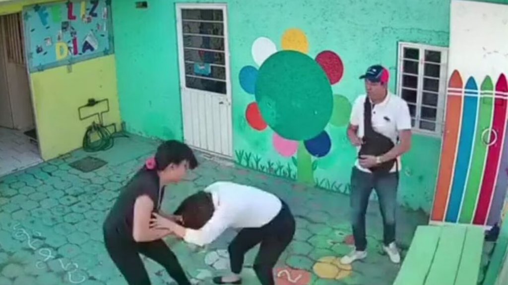  Video: En México padres le dan una “Pela” a maestra de “Kinder Garden” 