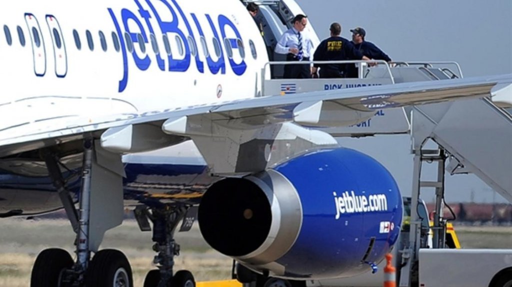  Arresta a pasajero en un vuelo de JetBlue que le puso una navaja en la garganta a otra pasajera 