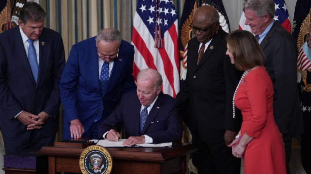  Biden firma la Ley de Reducción de la Inflación 