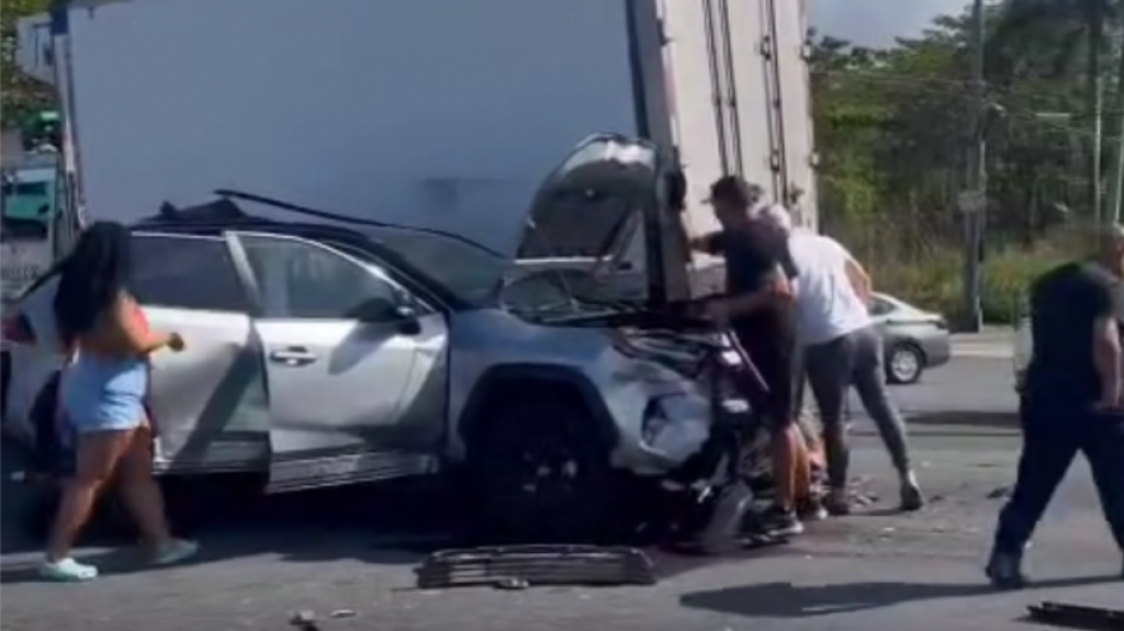 Video: Accidente entre un camion y varios autos frente a los Kioskos de Luquillo 