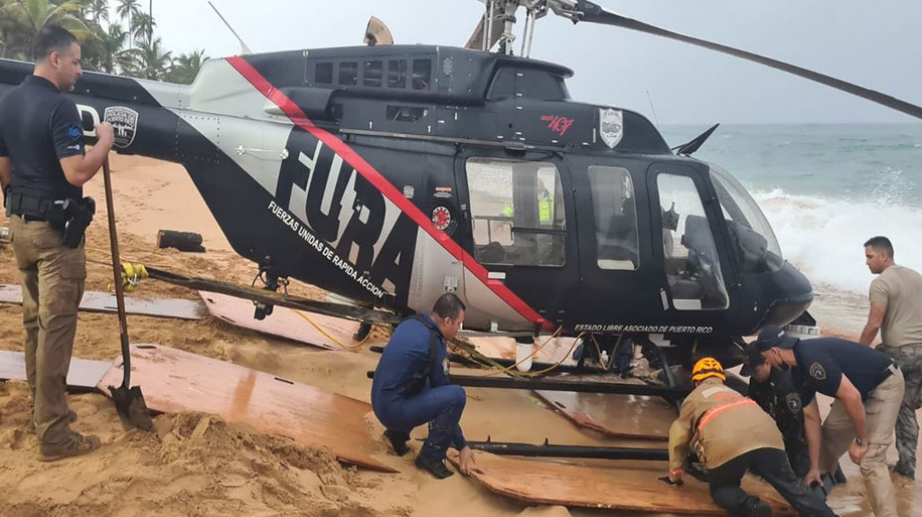  Video de como policías, rescatistas y ciudadanos ayudaron a evitar que el mar se llevara el helicóptero de FURA 
