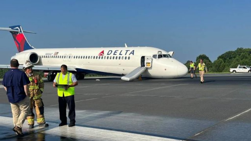  Video: Avión de Delta aterriza sin Tren de aterrizaje delantero en Carolina del Norte 