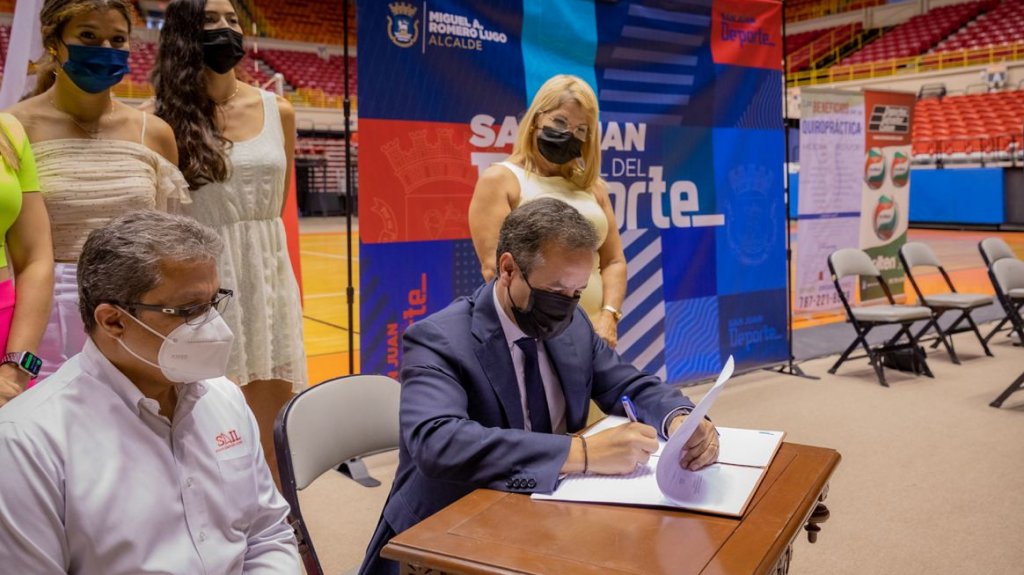 Firman acuerdo para el regreso del Voleibol Superior Femenino al Coliseo Roberto Clemente 