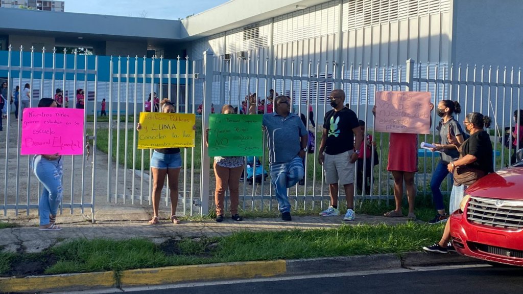  Padres protestan por plan de desalojo de escuela en San Juan 