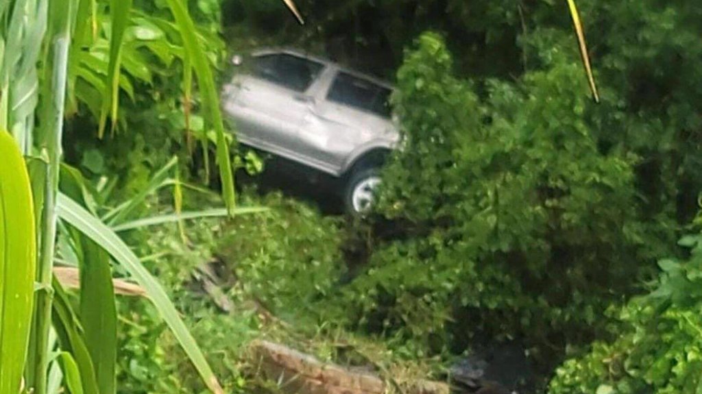  Conductor cae por un barranco en Morovis 