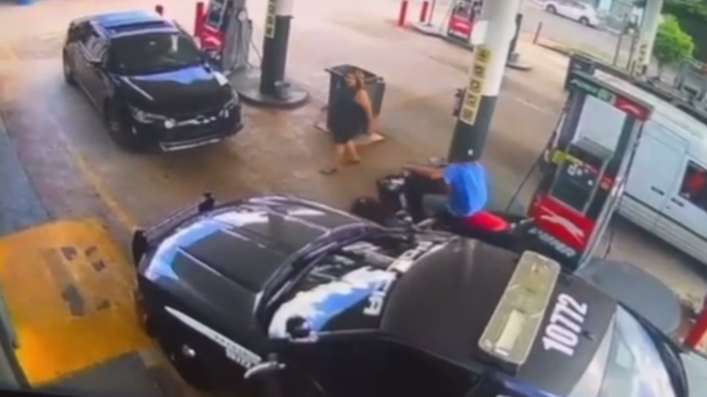  En video momento que conductor de “Four track” atropella mujer intentando huir de la policía en Barranquitas dentro de una gasolinera 