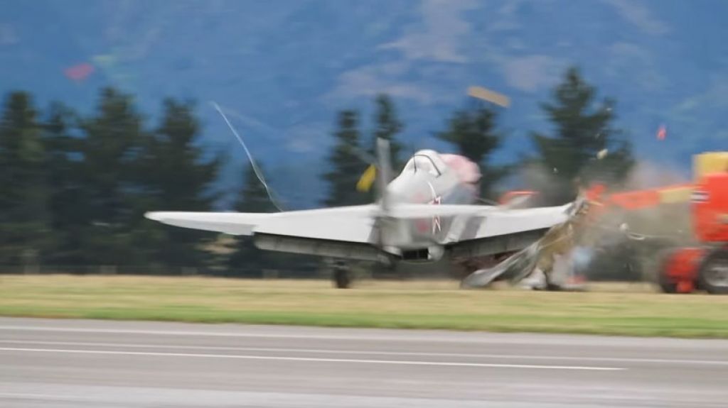 VIDEO: El Momento En Que Una Avioneta Destroza Su Ala Al Chocar Con Un ...