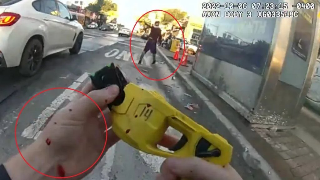  En video momento en que un hombre con un cuchillo hiera a un policía de New York 