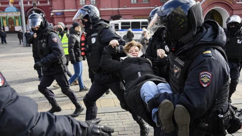  Arrestados en Rusia más de 250 manifestantes contra la operación en Ucrania 