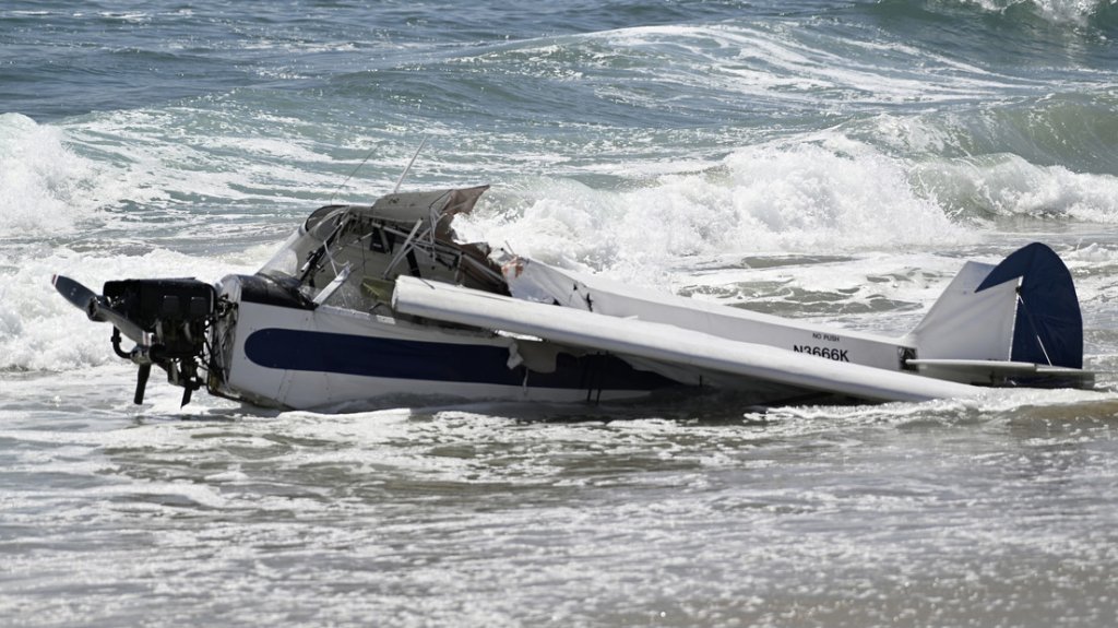  VIDEO: Una avioneta se estrella en una playa de California 