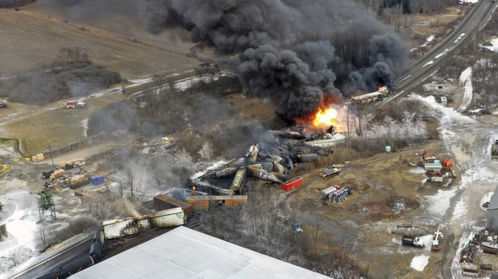  Una investigación preliminar revela la causa del descarrilamiento del tren que provocó el derrame tóxico en Ohio 