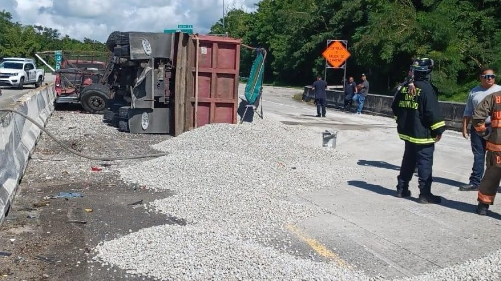  Reportan camión volcado que obstruye vía de rodaje en la PR-53 en Humacao 