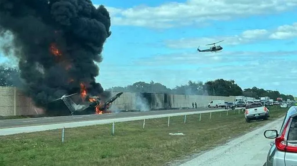  Video: Avión se estrella contra un vehículo mientras aterrizaba cerca de autopista en Florida 