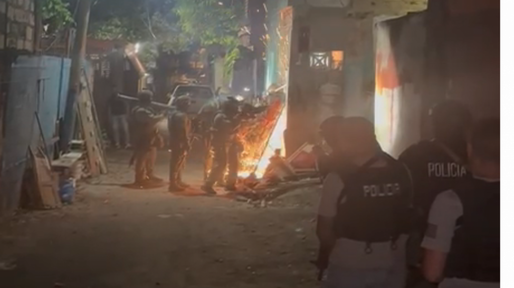 Video del momento en que la policía entra a almacén de armas que encontraron en Santurce 